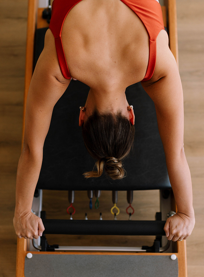 Profissional de Pilates conduzindo aula